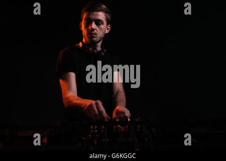 Young-DJ spielt Musik im Mixer auf bunten nebligen Hintergrund Stockfoto