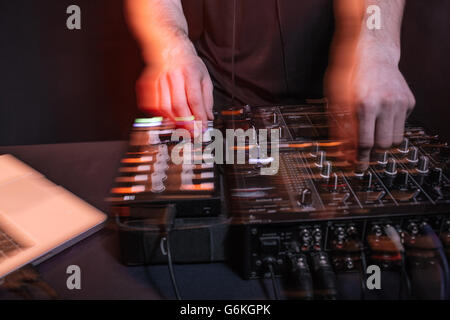 Händen des männlichen dj spielt Musik in Nachtclub Stockfoto