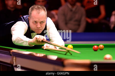 John Higgins im Einsatz gegen Stephen Maguire , am achten Tag der UK Championships williamhill.com im Barbican Center, York. Stockfoto