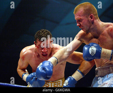 Tony Dodson von Liverpool (rechts) schließt sich mit einem rechten Haken gegen Alan Foster in der 11. Runde an, während ihres freien britischen Super-Mittelgewicht-Titelwettbewerbs, in der Kings Hall, Belfast. Stockfoto