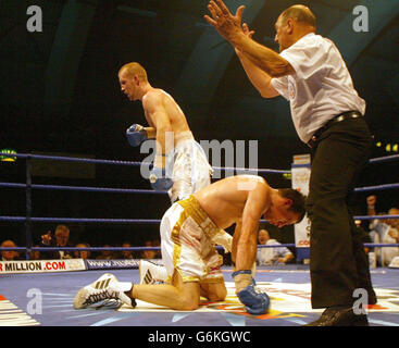 Tony Dodson von Liverpool (Hintergrund) Floors, Alan Foster in der 11. Runde, während ihres vakanten britischen Super-Mittelgewicht-Titelwettbewerbs, in der Kings Hall, Belfast. Stockfoto