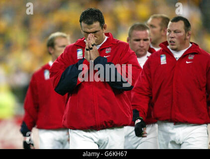 England Kapitän Martin Johnson scheint ein Gebet zu sagen, als das Team für die Nationalhymnen beim Start des Rugby-WM-Finales im Telstra Stadium, Sydney. England gewann 20-17. Keine Nutzung des Mobiltelefons, Internetsites dürfen während des Spiels nur alle fünf Minuten ein Bild verwenden: Stockfoto