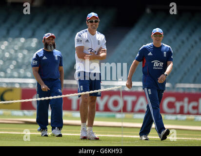 Englands Mushtaq Ahmed (links) Alastair Cook (Mitte) und Andy Flower (rechts) lachen während einer Trainingseinheit im Adelaide Oval, Adelaide, Australien. Stockfoto