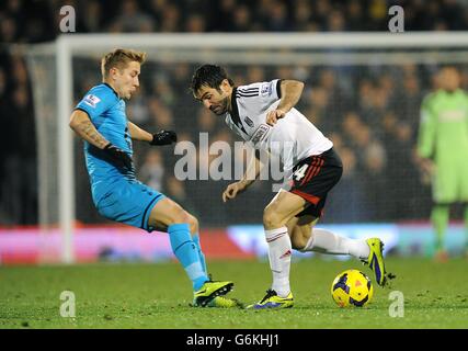 Tottenham Hotspur kämpfen Lewis Holtby (links) und Fulhams Giorgos Karagounis (rechts) um den Ball Stockfoto