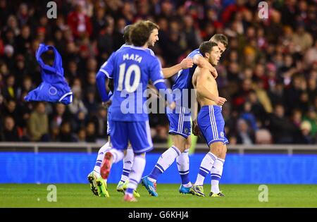 Fußball - Barclays Premier League - Sunderland gegen Chelsea - Stadium of Light. Chelsea's Eden Hazard (rechts) feiert mit seinen Teamkollegen ihr drittes Tor des Spiels Stockfoto