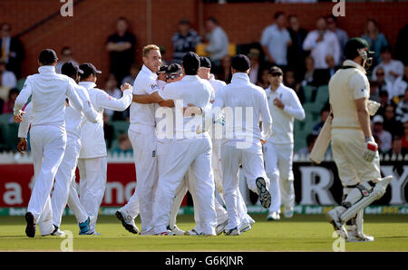 Der englische Stuart Broad (Mitte) feiert die Teilnahme am zweiten Testspiel im Adelaide Oval, Adelaide, Australien, am ersten Tag des australischen George Bailey (rechts). Stockfoto