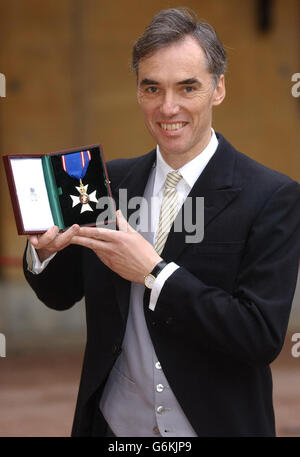 Eton-Hausmeister Dr. Andrew Gailey, der die Prinzen William und Harry durch ihre Schulzeit führte, hält den CVO, den er vom Prince of Wales im Buckingham Palace, London, erhielt. Der Prinz sagte Dr. Gailey, Absolvent der St Andrews University in Schottland, wo William jetzt ein Undergraduate ist, wie dankbar er für die Zeit der Jungen in Eton war. Stockfoto