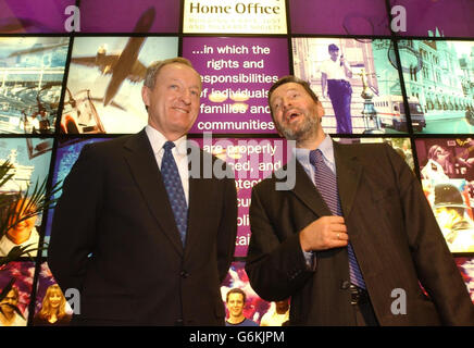 Innenminister David Blunkett (rechts) mit dem ehemaligen Polizeichef von Boston und dem neuen Leiter der Police Standards Unit, Paul Evans, im Innenbüro in London. Stockfoto