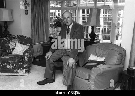 Autor und Journalist Chapman Pincher Bild in seinem Haus. Sein Buch "Ihr Handel ist Verrat" wurde 1981 veröffentlicht. Stockfoto