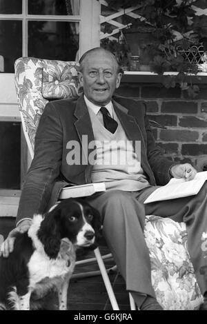 Autor und Journalist Chapman Pincher Bild in seinem Haus. Sein Buch "Ihr Handel ist Verrat" wurde 1981 veröffentlicht. Stockfoto