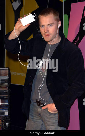 Sänger Ronan Keating mit dem neuen 40 GB Apple iPod, der 10,000 Songs im Virgin Megastore in der Londoner Oxford Street enthält. Ronan schaltete den iPod ein, der bis zum 24. Dezember 2003 28 Tage lang ununterbrochen im Store abgespielt wird. Stockfoto