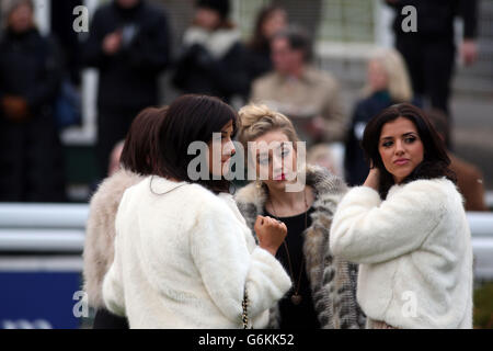 TOWIE-Star und -Model Lucy Meckenburgh (rechts) und Celebrity Big Brother-Star Chantelle Houghton (links) am ersten Tag des Tingle Creek Festivals auf der Sandown Park Racecourse, Sandown. Stockfoto