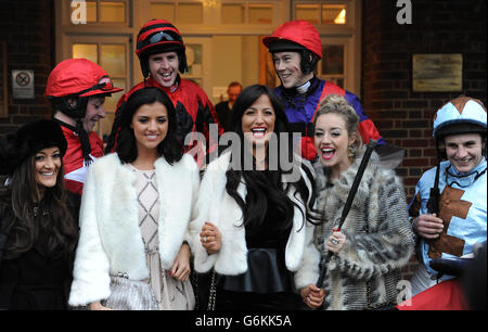 Chantelle Houghton (Center), Lucy Mecklenburgh (2nd Left) und Kelsey Hardwick (2nd Right) spielen während des ersten Tages des Tingle Creek Christmas Festivals auf der Sandown Racecourse mit einer Jockey's Whip Stockfoto