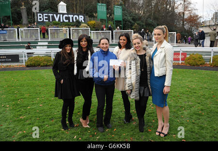 Horse Racing - Prickeln Creek Christmas Festival - Tag eins - Sandown Park Stockfoto