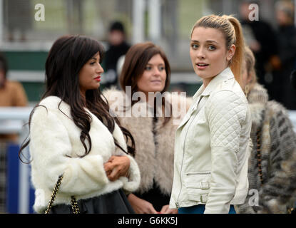 Pferderennen - Tingle Creek Christmas Festival - Erster Tag - Sandown Park. Chantelle Houghton (links) und Wallis Day (rechts) am ersten Tag des Tingle Creek Christmas Festivals auf der Sandown Roacecourse Stockfoto