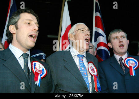 Der Rev. Ian Paisley (rechts), Vorsitzender der Demokratischen Unionistischen Partei, mit seinem Sohn Ian Junior und Mervyn Story, nachdem er die Umfrage in der North Antrim-Zählung bei Ballymoney bei den Wahlen in Nordirland an die Spitze gestellt hatte. Der DUP-Führer erklärte heute, dass es ein großer Tag für Ulster sei. Stockfoto