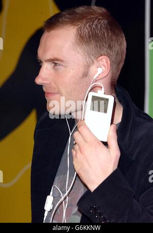 Sänger Ronan Keating mit dem neuen 40GB Apple iPod, der 10,000 Songs im Virgin Megastore in der Londoner Oxford Street enthält. Ronan schaltete den iPod ein, der bis zum 24. Dezember 2003 28 Tage lang ununterbrochen im Store abgespielt wird. 21/12/03: Geschäfte kämpfen, um mit der Nachfrage nach einem hallo-Tech-Personal-Stereoanlage, die das Must-have-Gadget des Jahres geworden ist fertig zu werden, es entstand. Fabriken arbeiten mit der ganzen Linie, um die Nachfrage nach den drei Modellen in der iPod-Reihe, die zwischen 249 und 399 Kosten zu befriedigen. Der iPod von Apple ist ein Musik-Player, der bis zu 10,000 einzelne Songs in einem Gerät speichern kann Stockfoto
