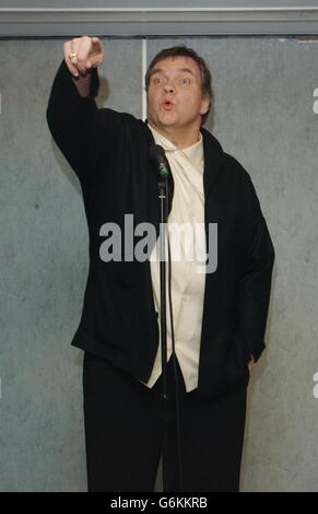 Sänger Meat Loaf bei einer Pressekonferenz im Royal Garden Hotel, Kensington, im Zentrum von London, wo er alle über seine Gesundheit und seine bevorstehenden Konzerttermine nach seinem jüngsten Zusammenbruch auf der Bühne informierte. Stockfoto