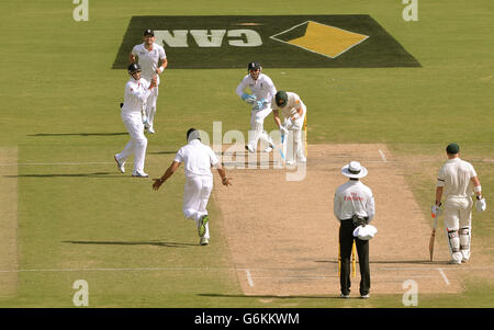 Der englische Monty Panesar feiert die Bowlingbahn des australischen Michael Clarke am dritten Tag des zweiten Testmatches im Adelaide Oval, Adelaide, Australien. Stockfoto