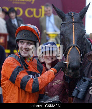 Starker Flow und Jockey Ruby Walsh nach dem Gewinn des Hennessy Cognac Gold Cup in Newbury. Stockfoto