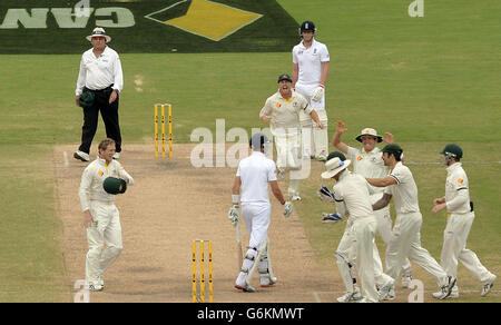 Der Australier Brad Haddin feiert den vierten Tag des zweiten Testspieles im Adelaide Oval, Adelaide, Australien, mit dem Fang von Englands Joe Root (Mitte) beim Bowling von Nathan Lyon. Stockfoto