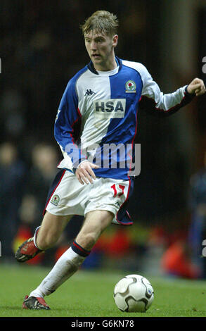 Blackburns Paul Gallagher in Aktion gegen Spurs, während des Barclaycard Premiership-Spiels im Ewood Park, Blackburn. *08/03/04: Paul Gallagher von Blackburn Rovers, der einen neuen Deal vereinbart hat, wird bis zum Sommer 2008 im Ewood Park bleiben. Der 19-Jährige, der im vergangenen Monat in Cardiff seine erste volle Kappe für Schottland gegen Wales gewann, gab zu, dass er begeistert war, den viereinhalb Jahre dauernden Vertrag zu unterzeichnen. Stockfoto