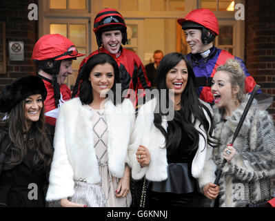 Chantelle Houghton (Mitte), Lucy Mecklenburgh (2. Links) und Kelsey Hardwick (2. Rechts) posieren mit Jockeys Jason Maguire (4. Links), James Davies (oben), Jamie Moore (Mitte) und Colin Bolger (links) Stockfoto