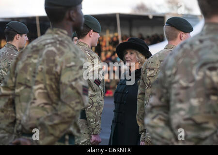 Die Herzogin von Cornwall spricht mit Soldaten des 4. Bataillons The Rifles, um ihre Rückkehr aus Afghanistan in ihren Kasernen in Bulford, Wiltshire, zu markieren. Stockfoto