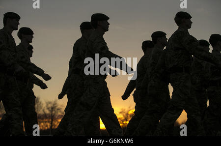 Soldaten des 4. Bataillons die Gewehre marschieren vom Paradeplatz, nachdem sie Medaillen für ihre Rückkehr aus Afghanistan in ihren Kasernen in Bulford, Wiltshire, erhalten haben. Stockfoto