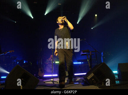 Lead Singer Damon Albarn aus Blur tritt live auf der Bühne der Brixton Academy im Südosten Londons auf. Stockfoto