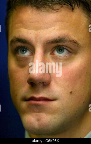 James Garland, 22, Freund von Stephamie Hammmill, spricht mit der Presse im Wakefield Police Headquarters, Wakefield, West Yorkshire, wo er einen emotionalen Appell an die Fahrer machte, die in den Tod seiner Freundinnen verwickelt waren, sich zu erheben. Herr Garland kämpfte gegen die Tränen und sagte: "Es gibt mindestens zwei Leute da draußen, die mehr wissen als ich und die Polizei über das, was in dieser Nacht passiert ist, und an sie möchte ich heute direkt appellieren, sich zu melden, um der Polizei genau zu sagen, was passiert ist." Stockfoto