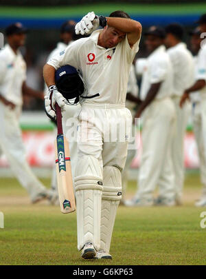 England Kapitän Michael Vaughan verlässt das Feld, nachdem er sein Wicket gegen Muttiah Muralitharan verloren hat, während der morgendlichen Sitzung im Galle International Stadium, wo England Sri Lanka am zweiten Tag des ersten Tests der drei Spielreihen spielt. Stockfoto