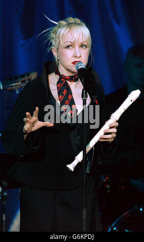 Sängerin Cyndi Lauper spielt Songs während eines Showcase für ihr neuestes Album 'At Last' im Cafe De Paris im Zentrum von London. Das Album - eine Sammlung von Standards wurde am 1. Dezember 2003 veröffentlicht und enthält Duette mit Tony Bennett und Stevie Wonder. Stockfoto