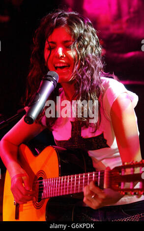 Die Sängerin Katie Melua spielt während eines Gastauftritts im Virgin Megastore in der Oxford Street im Zentrum von London Tracks aus ihrem Debütalbum „Call Off The Search“. Die 19-jährige Sängerin trat kürzlich auf der Royal Variety Show auf. *13/03/04: Sie wurde mit einer neuen Welle von Jazz und Easy Listening Stars ausgezeichnet, die Pop aus der Albumchart herausschoben, während sie sich auf die Top 5 dieses Wochenendes einstellen wird. Stockfoto