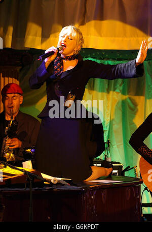 Sängerin Cyndi Lauper spielt Songs während eines Showcase für ihr neuestes Album 'At Last' im Cafe De Paris im Zentrum von London. Das Album - eine Sammlung von Standards wurde am 1. Dezember 2003 veröffentlicht und enthält Duette mit Tony Bennett und Stevie Wonder. Stockfoto