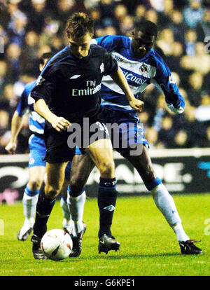 Chelsea's Jesper Gronkjaer (links) hält Reading's Bas Savage während der vierten Runde des FA Carling Cup Spiels im Madejski Stadium, Reading, vom Ball zurück. Stockfoto