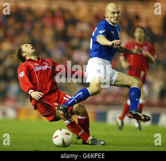 Gaizka Mendieta von Middlesbrough (links) fällt in der vierten Runde des FA Carling Cup-Spiels im Riverside Stadium, Middlesbrough, gegen Thomas Graveson von Everton. Stockfoto