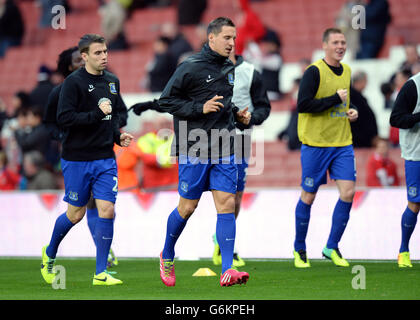 Fußball - Barclays Premier League - Arsenal gegen Everton - Emirates Stadium. Evertons Phil Jagielka beim Aufwärmen Stockfoto