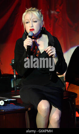 Sängerin Cyndi Lauper spielt Songs während eines Showcase für ihr neuestes Album 'At Last' im Cafe De Paris im Zentrum von London. Das Album - eine Sammlung von Standards wurde am 1. Dezember 2003 veröffentlicht und enthält Duette mit Tony Bennett und Stevie Wonder. Stockfoto