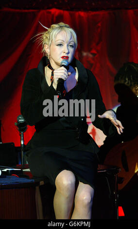 Sängerin Cyndi Lauper spielt Songs während eines Showcase für ihr neuestes Album 'At Last' im Cafe De Paris im Zentrum von London. Das Album - eine Sammlung von Standards wurde am 1. Dezember 2003 veröffentlicht und enthält Duette mit Tony Bennett und Stevie Wonder. Stockfoto