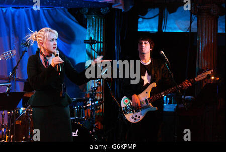 Sängerin Cyndi Lauper spielt Songs während eines Showcase für ihr neuestes Album 'At Last' im Cafe De Paris im Zentrum von London. Das Album - eine Sammlung von Standards wurde am 1. Dezember 2003 veröffentlicht und enthält Duette mit Tony Bennett und Stevie Wonder. Stockfoto