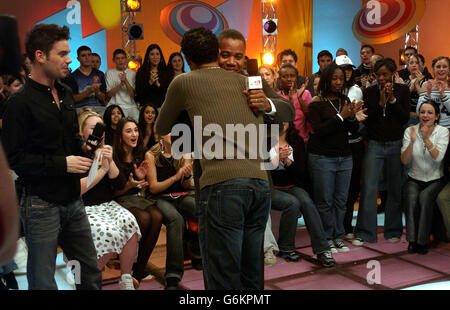 (Von links nach rechts) MTV-Moderator Dave Berry, Sänger Craig David und Schauspieler Cuba Gooding Jr während ihres Gastauftritts bei MTV's TRL UK in den MTV Studios in Camden, Nord-London. Stockfoto