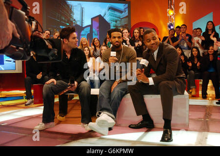 (Von links nach rechts) MTV-Moderator Dave Berry, Sänger Craig David und Schauspieler Cuba Gooding Jr während ihres Gastauftritts bei MTV's TRL UK in den MTV Studios in Camden, Nord-London. Stockfoto