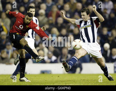 David Bellion von Manchester United (links) trifft in der vierten Runde des FA Carling Cup-Spiels auf den Hawthorns in West Bromwich einen Torschuss gegen den West Bromwich Albion-Verteidiger Sean Gregan. Stockfoto