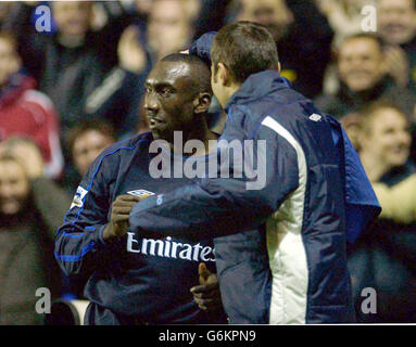 Chelsea's Jimmy Floyd Hasselbaink feiert Torreigen gegen Gastgeber Reading mit dem Stellvertreter Adrian Mutu während der vierten Runde des FA Carling Cup Spiels im Madejski Stadium, Reading. Stockfoto