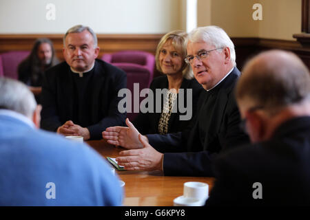 Bischof Noel Treanor (rechts) mit Barbara McDermot, Direktorin für Schutz der Diözese Down und Connor, am College der St Marys University in Belfast, um den Bericht über den Missbrauch der Kirche zu diskutieren. Stockfoto