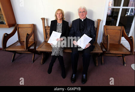 Bischof Noel Treanor und Barbara McDermot, Direktorin für Schutz der Diözese Down und Connor, am College der St Marys University in Belfast, um den Bericht über den Missbrauch der Kirche zu diskutieren. Stockfoto