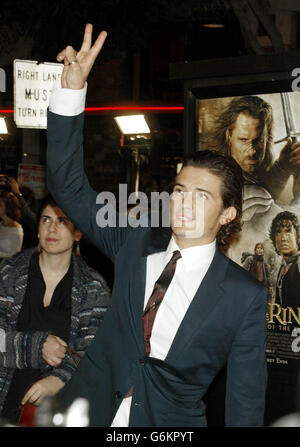 Der Schauspieler Orlando Bloom winkt den Fans bei der nordamerikanischen Premiere des Films „der Herr der Ringe: Die Rückkehr des Königs“ in Los Angeles zu. Stockfoto