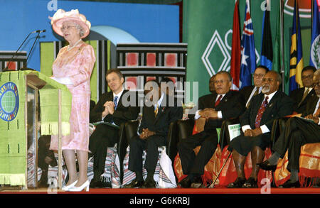 Die britische Königin Elizabeth II. Spricht bei der Eröffnungssitzung des Commonwealth-Gipfels in Abuja, Nigeria, über den Gipfel. An dem Gipfel nahmen politische Führer Teil, darunter Premierminister Tony Blair. Stockfoto