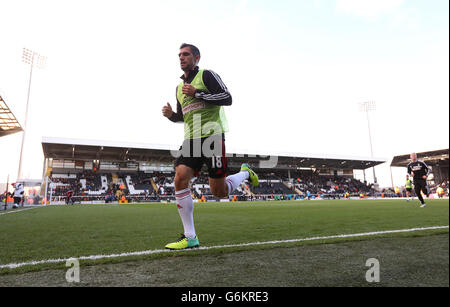 Fußball - Barclays Premier League - Fulham gegen Aston Villa - Craven Cottage. Fulhams Aaron Hughes verlässt das Spielfeld nach dem Aufwärmen Stockfoto